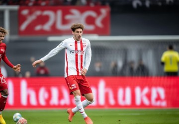 莱比锡2-1斯图加特半场比分：西蒙斯脚后跟破门惊艳！